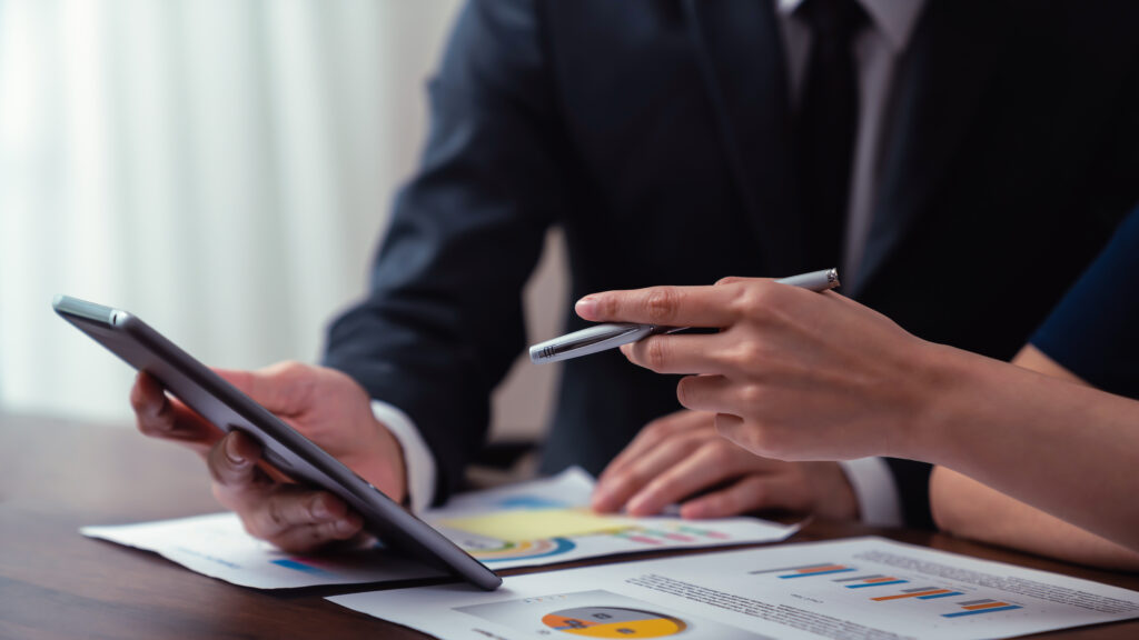 Personen besprechen etwas, Fokus auf Tablet