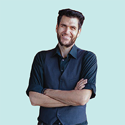 Holger Steinmetz, lächelnd, in die Kamera schauend